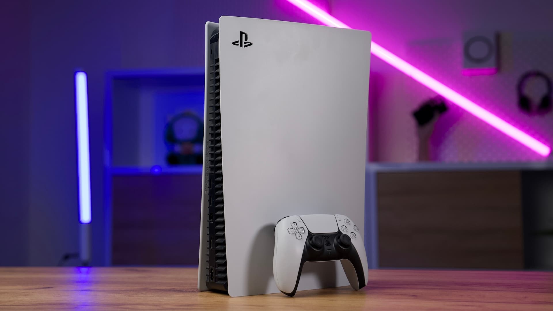 PlayStation 5 a ovladač DualSense | Zdroj: Mobil Pohotovost