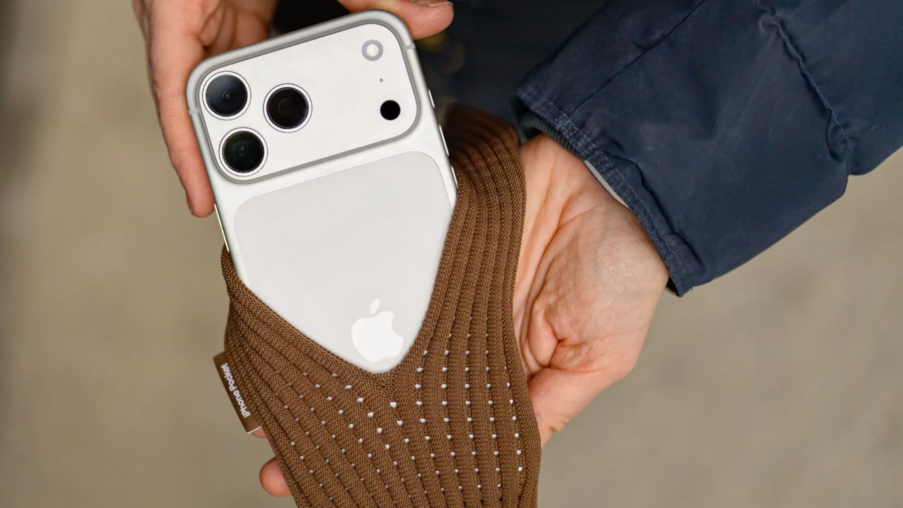 iPhone Pocket na iPhonu 17 Pro | Zdroj: Chris Welch / Bloomberg