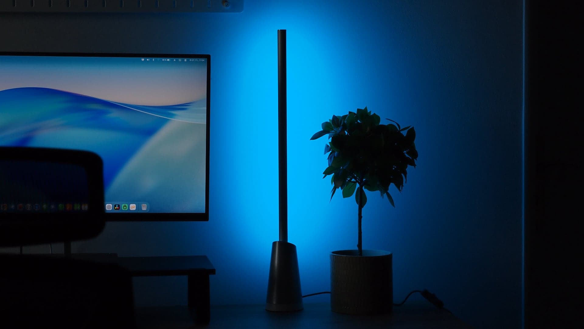 Chytrá LED lampa Livarno z Lidlu, modré světlo | Zdroj: Luboš Srb