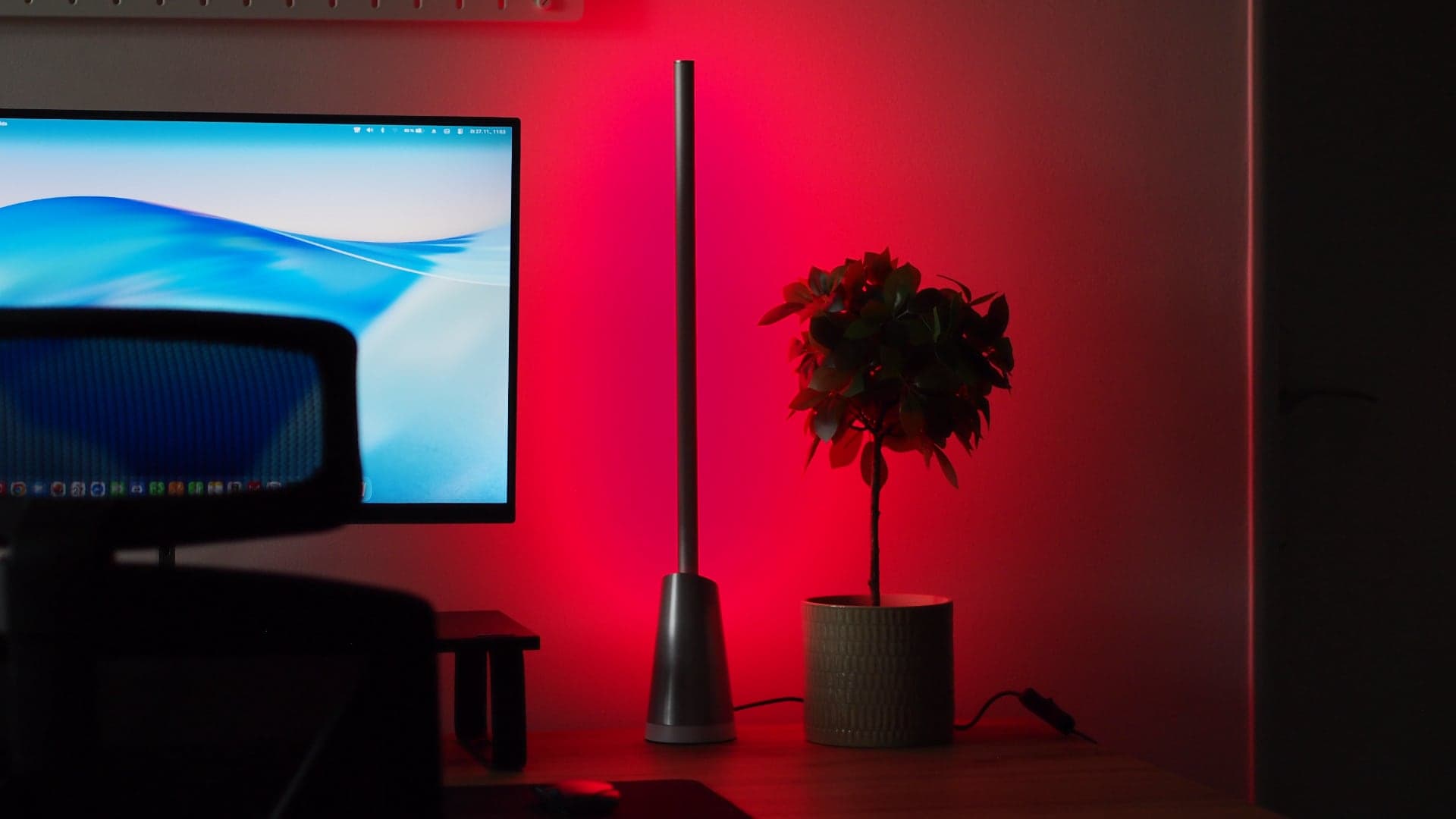 Chytrá LED lampa Livarno z Lidlu, červené světlo | Zdroj: Luboš Srb