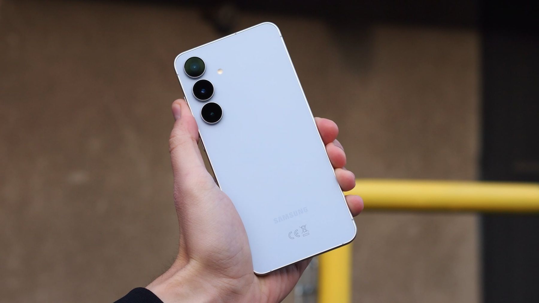 Samsung Galaxy S25 FE v ruce | Zdroj: Luboš Srb