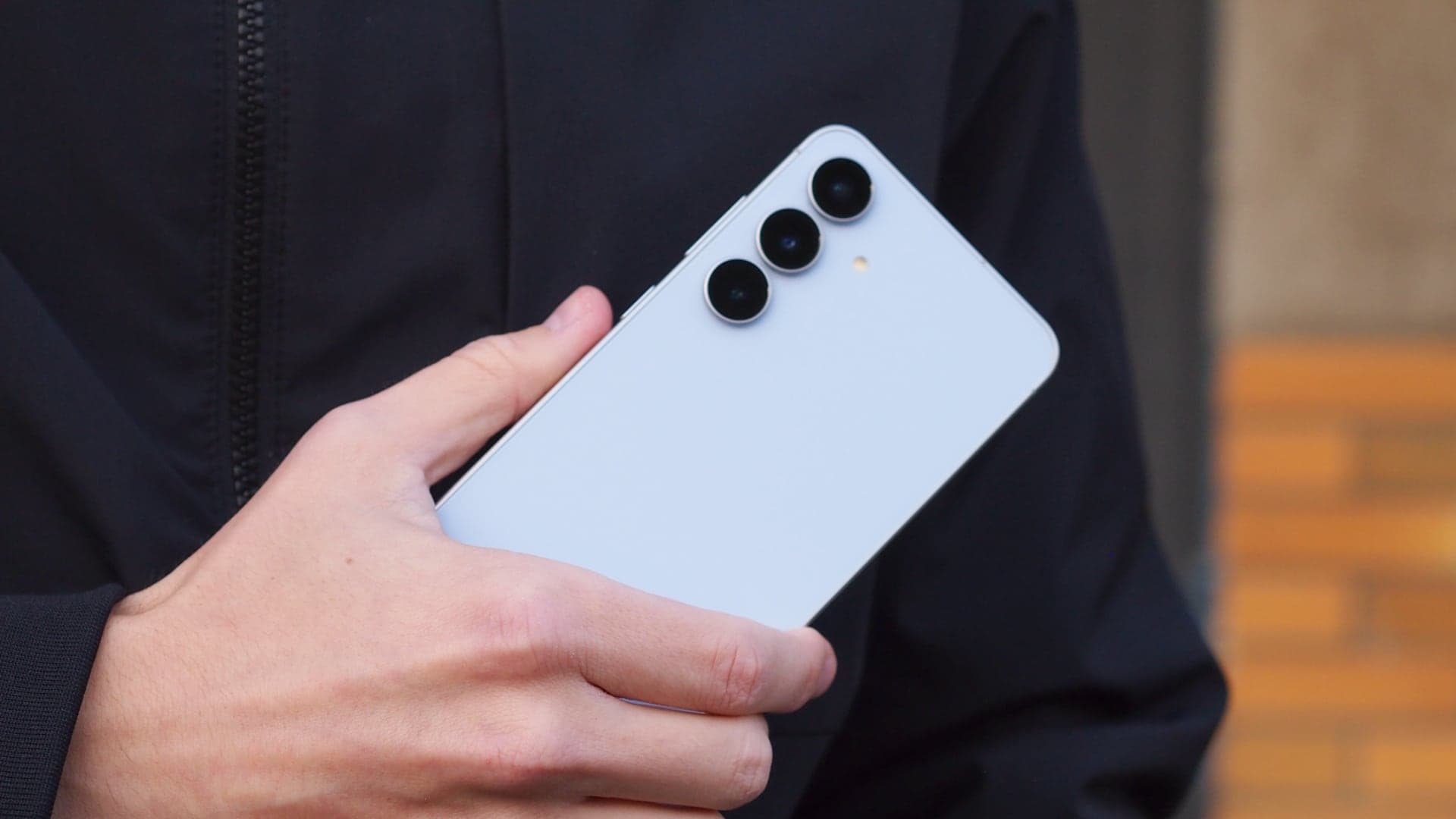 Samsung Galaxy S25 FE | Zdroj: Luboš Srb