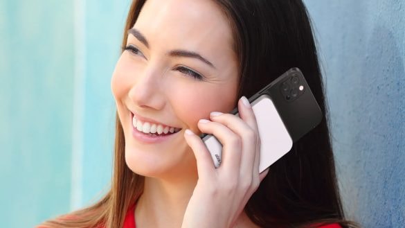 Alza prodává šikovnou věc pro iPhone. Mobil nabije bez kabelu, vypadá skvěle