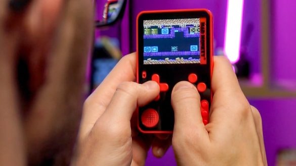 Tip na skvělý dárek pro děti. Herní konzole z Lidlu má 300 her a stojí jen 299 Kč