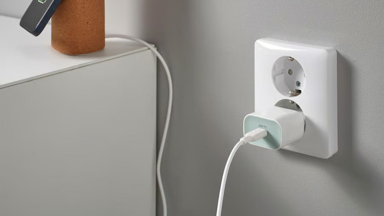 20W nabíjecí adaptér SJÖSS | Zdroj: IKEA