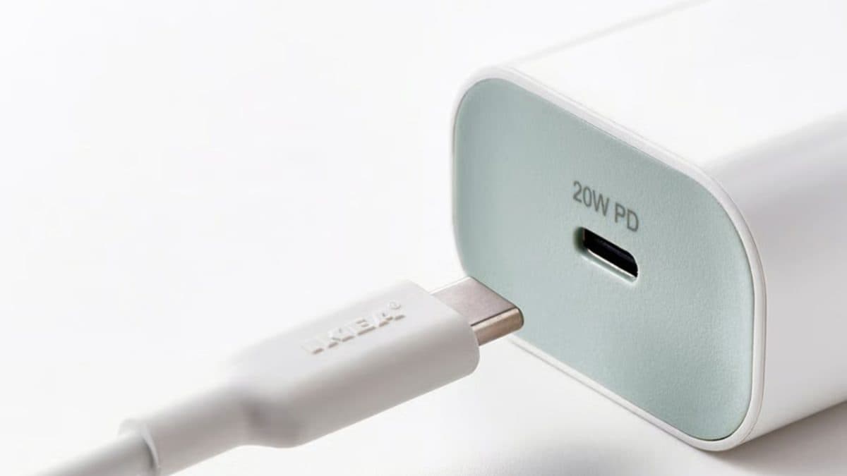 20W nabíjecí adaptér SJÖSS | Zdroj: IKEA