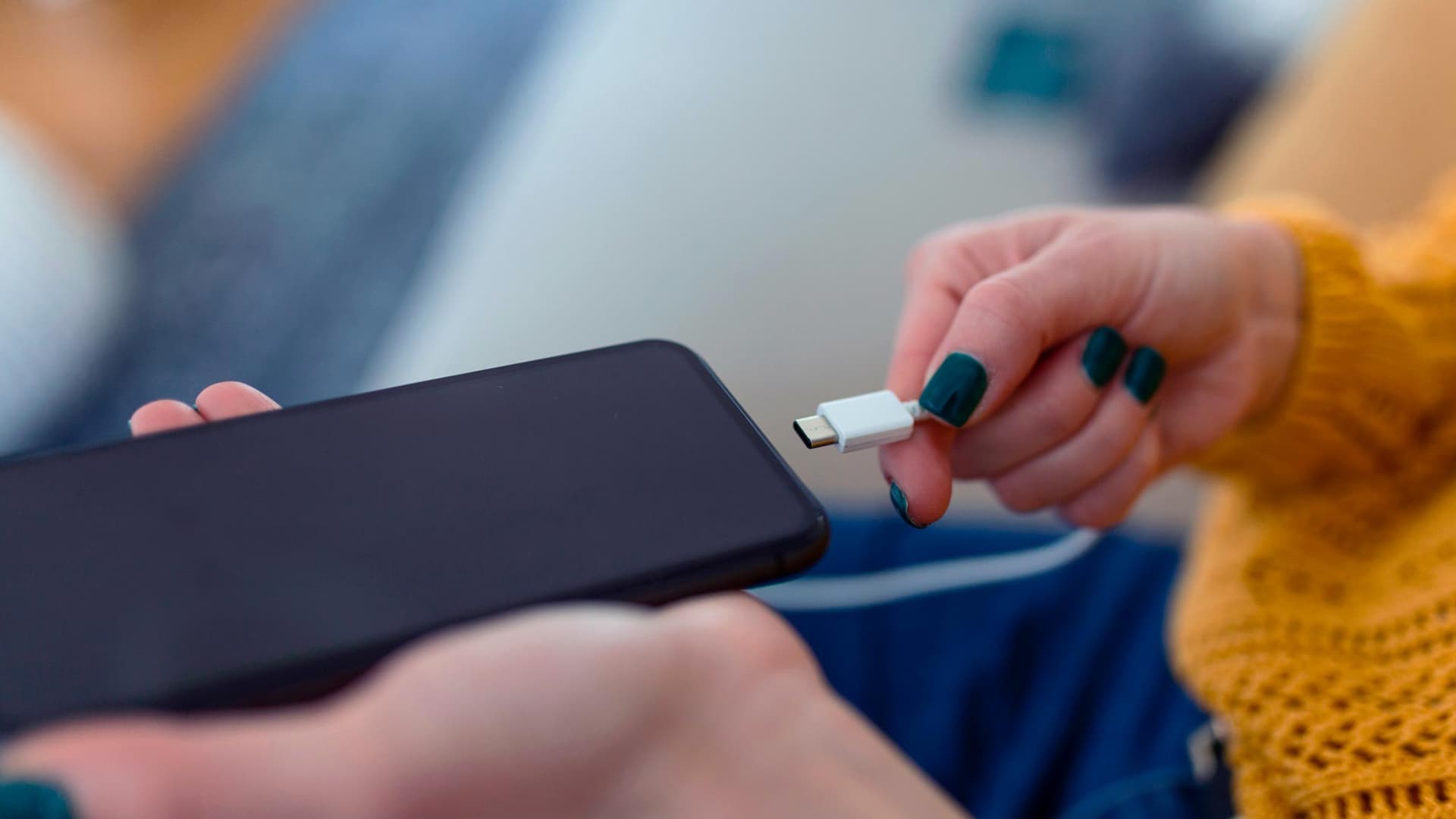 Nabíjení smartphonu | Zdroj: Endesa