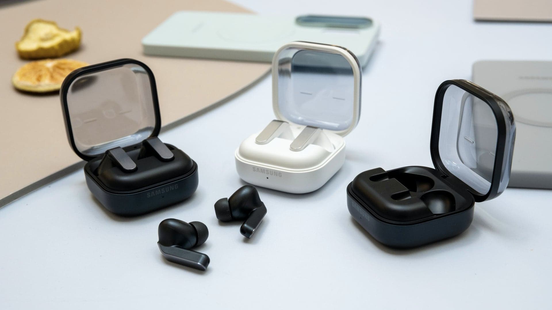 Samsung Galaxy Buds 4 a Buds 4 Pro | Zdroj: Mobil Pohotovost