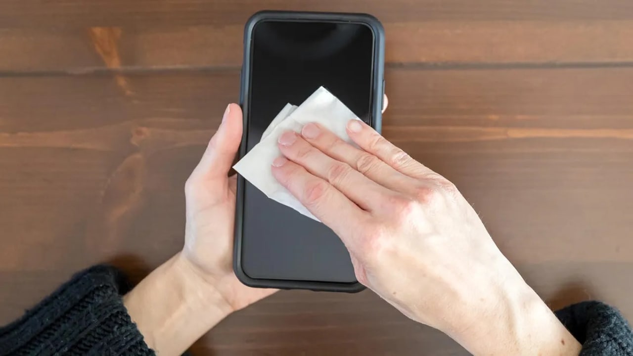 Leštění displeje telefonu | Zdroj: CNET