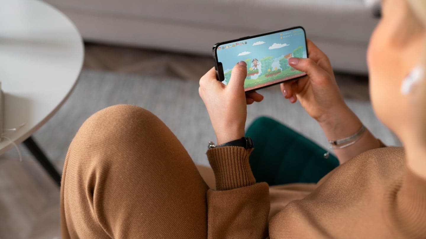 Žena hrající hry na telefonu | Zdroj: Freepik
