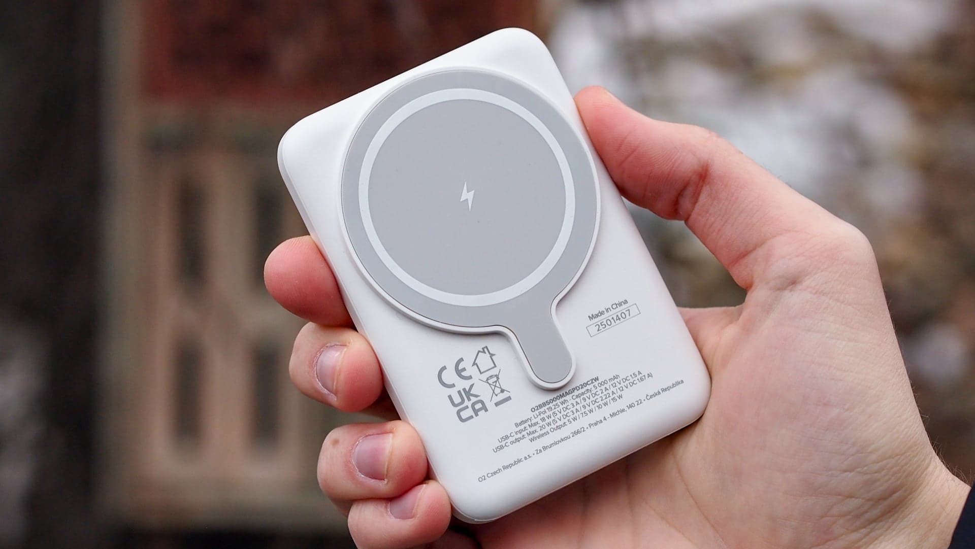 O2 powerbanka MagSafe 5000 mAh v ruce | Zdroj: Luboš Srb