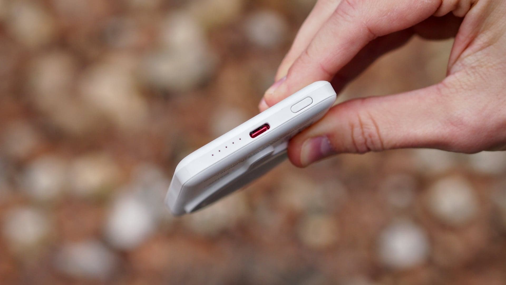 O2 powerbanka MagSafe 5000 mAh, spodní strana | Zdroj: Luboš Srb