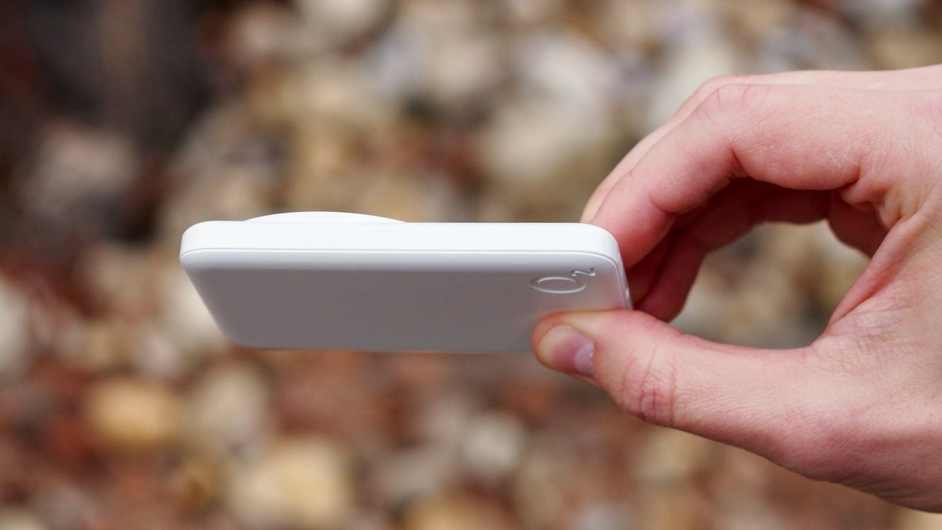 O2 powerbanka MagSafe 5000 mAh v ruce | Zdroj: Luboš Srb