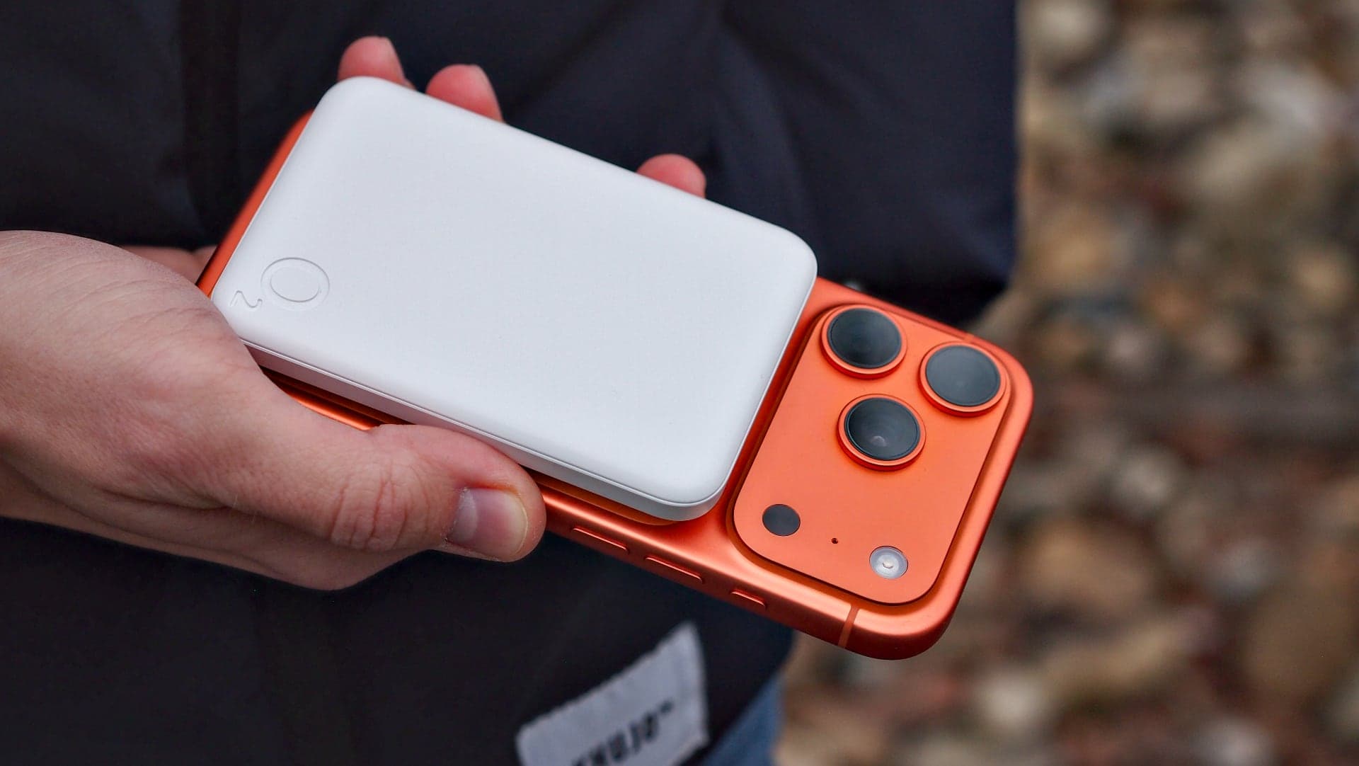 O2 powerbanka MagSafe 5000 mAh na iPhonu 17 Pro | Zdroj: Luboš Srb