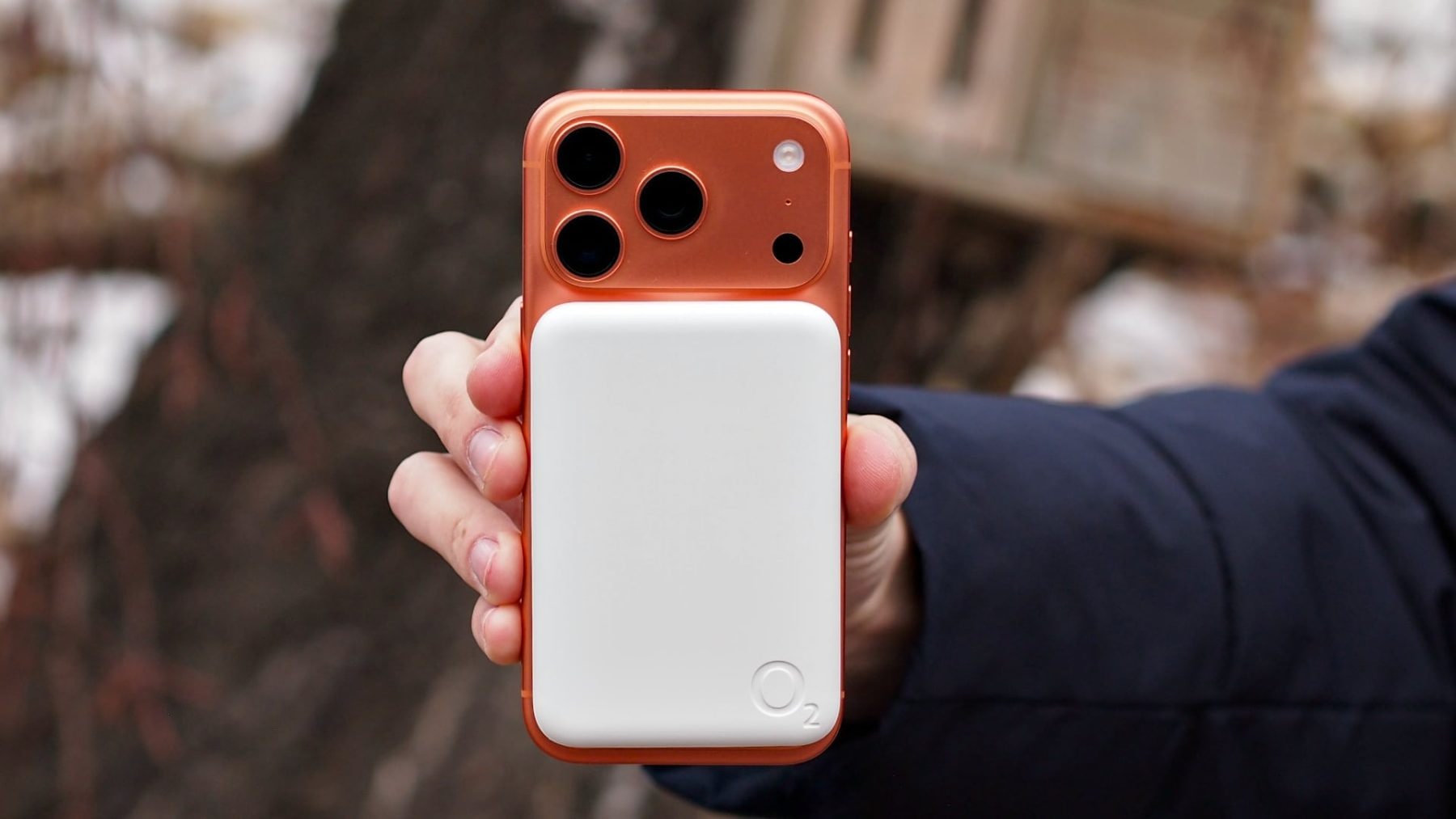 O2 powerbanka MagSafe 5000 mAh na iPhonu 17 Pro | Zdroj: Luboš Srb