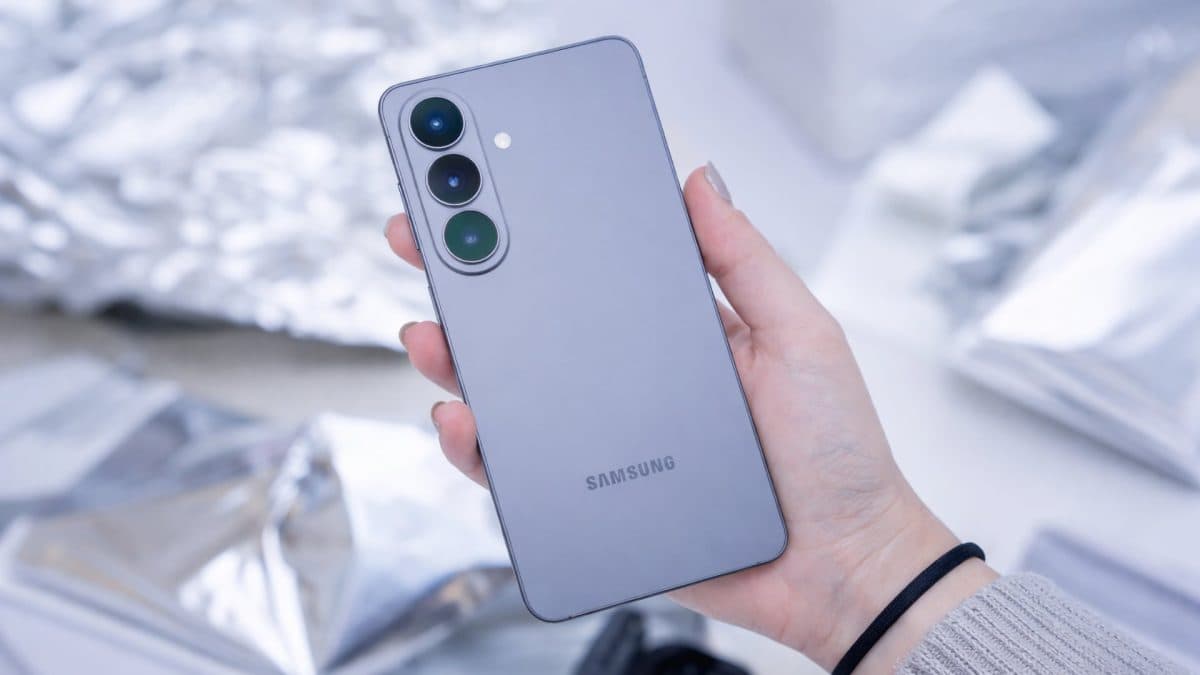 Samsung Galaxy S26 v ruce | Zdroj: Luboš Srb