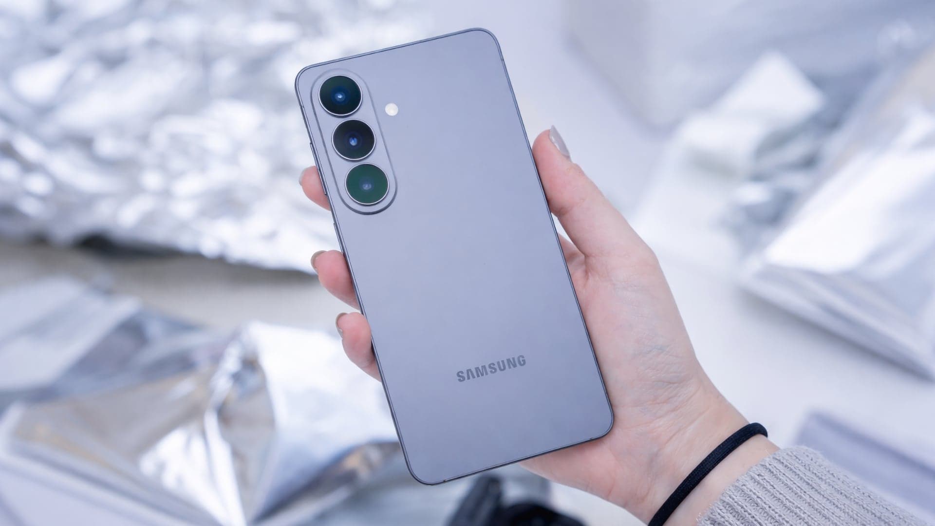 Samsung Galaxy S26 v ruce | Zdroj: Luboš Srb