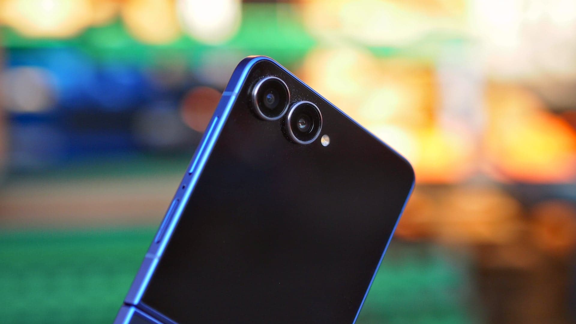 Samsung Galaxy Z Flip 7, detail fotoaparátu | Zdroj: Luboš Srb