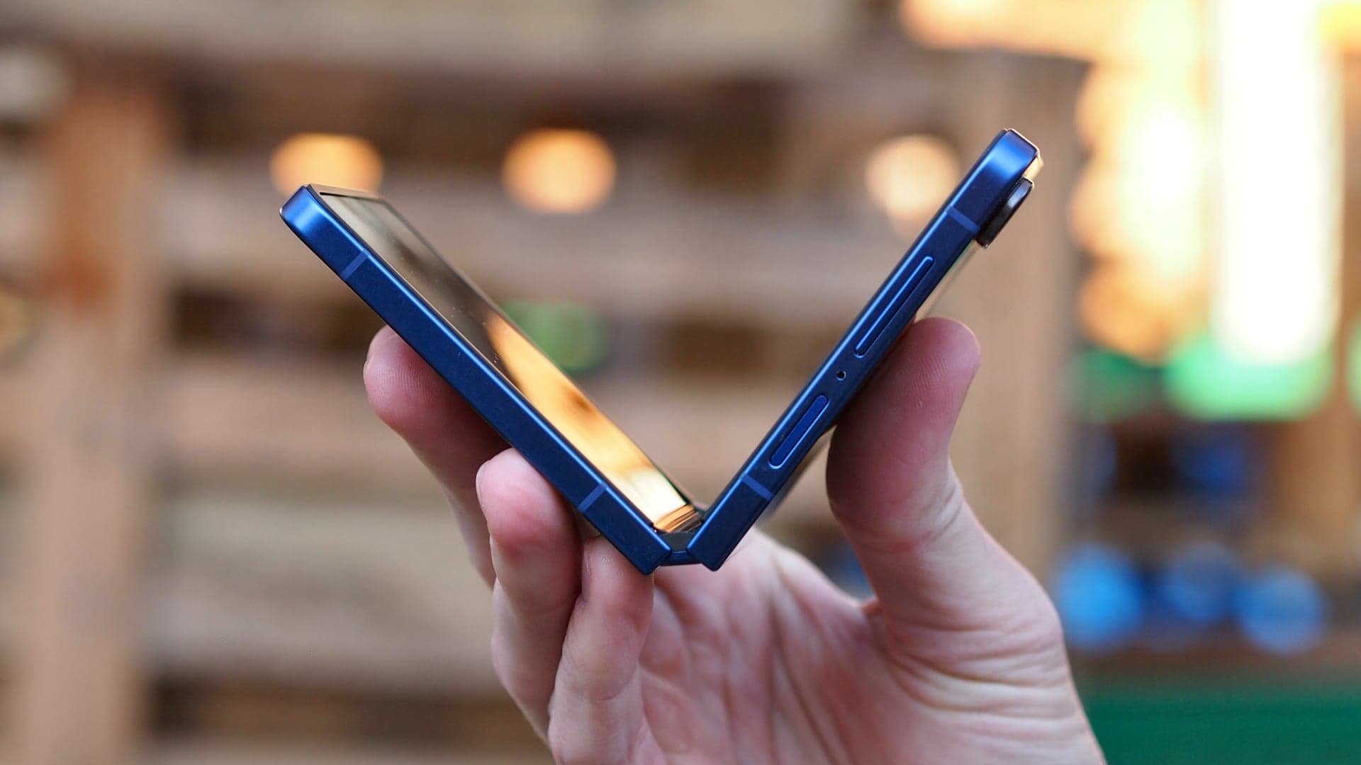 Otevírání skládačky Samsung Galaxy Z Flip 7 | Zdroj: Luboš Srb