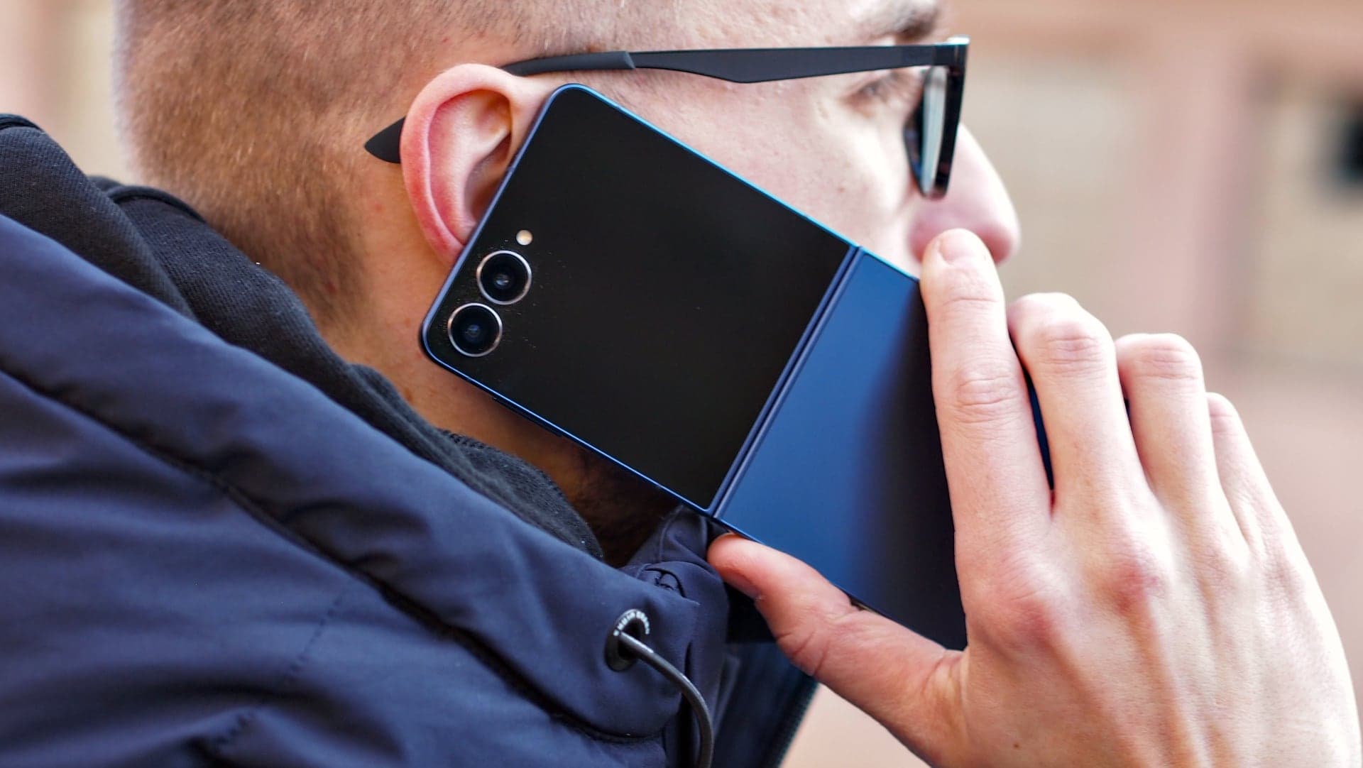 Telefonování s mobilem Samsung Galaxy Z Flip 7 | Zdroj: Luboš Srb