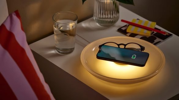 Nová bezdrátová nabíječka z IKEA: Má osvětlení, úložný prostor a stojí 499 Kč