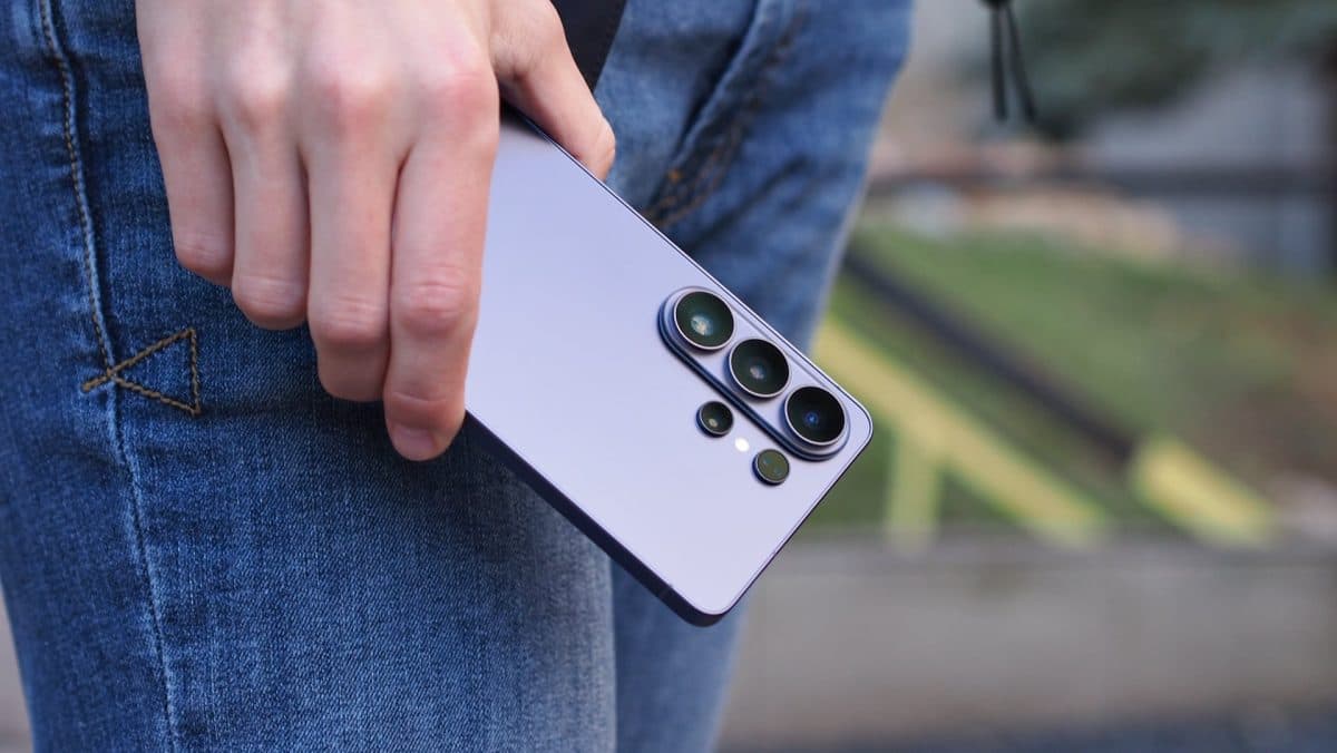 Samsung Galaxy S26 Ultra v ruce | Zdroj: Luboš Srb