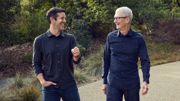 Tim Cook odstupuje. Vedení společnosti Apple přebírá zkušený inženýr John Ternus