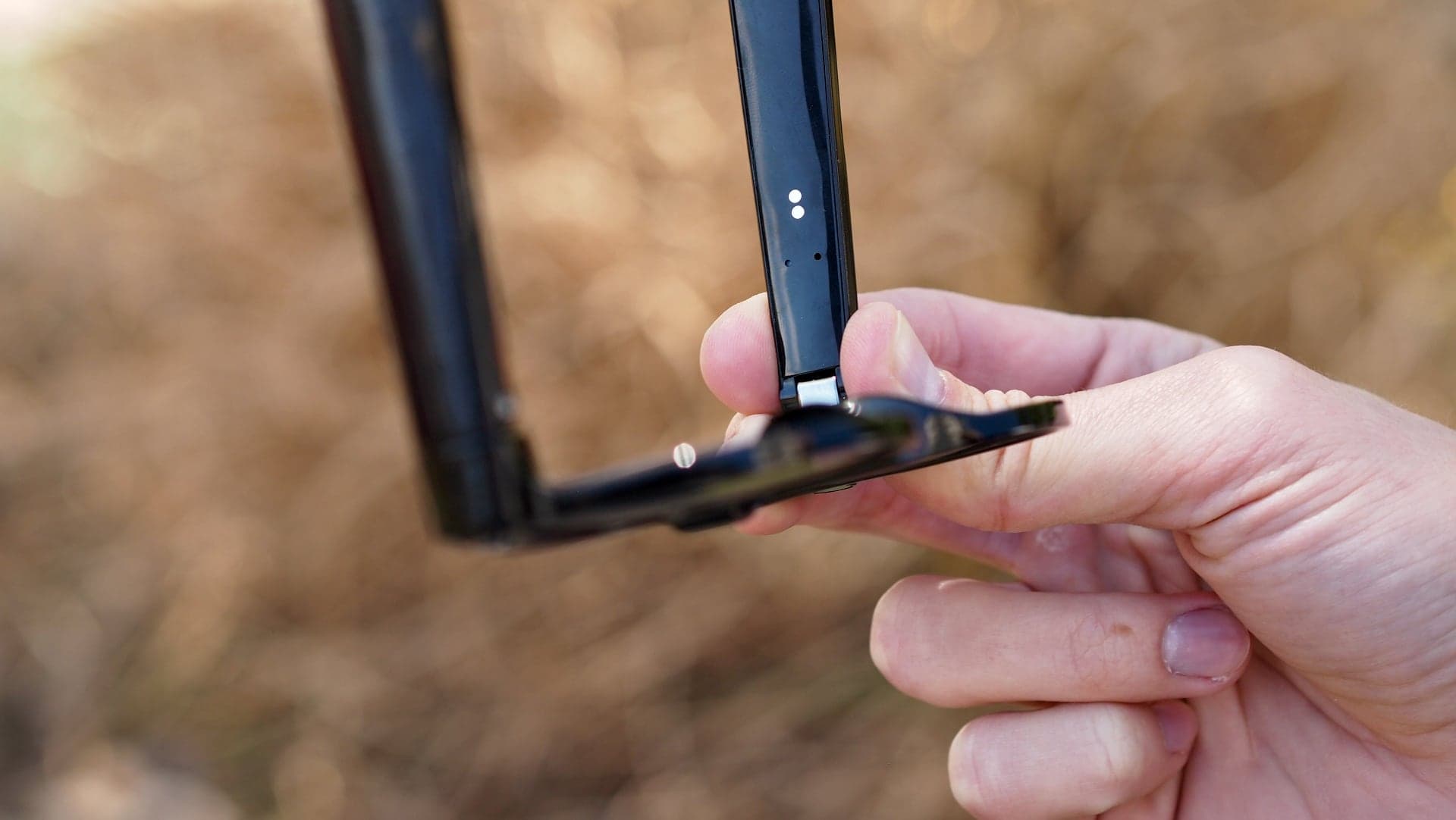 Chytré brýle INF z Kauflandu, detail pinu pro magnetické nabíjení | Zdroj: Luboš Srb