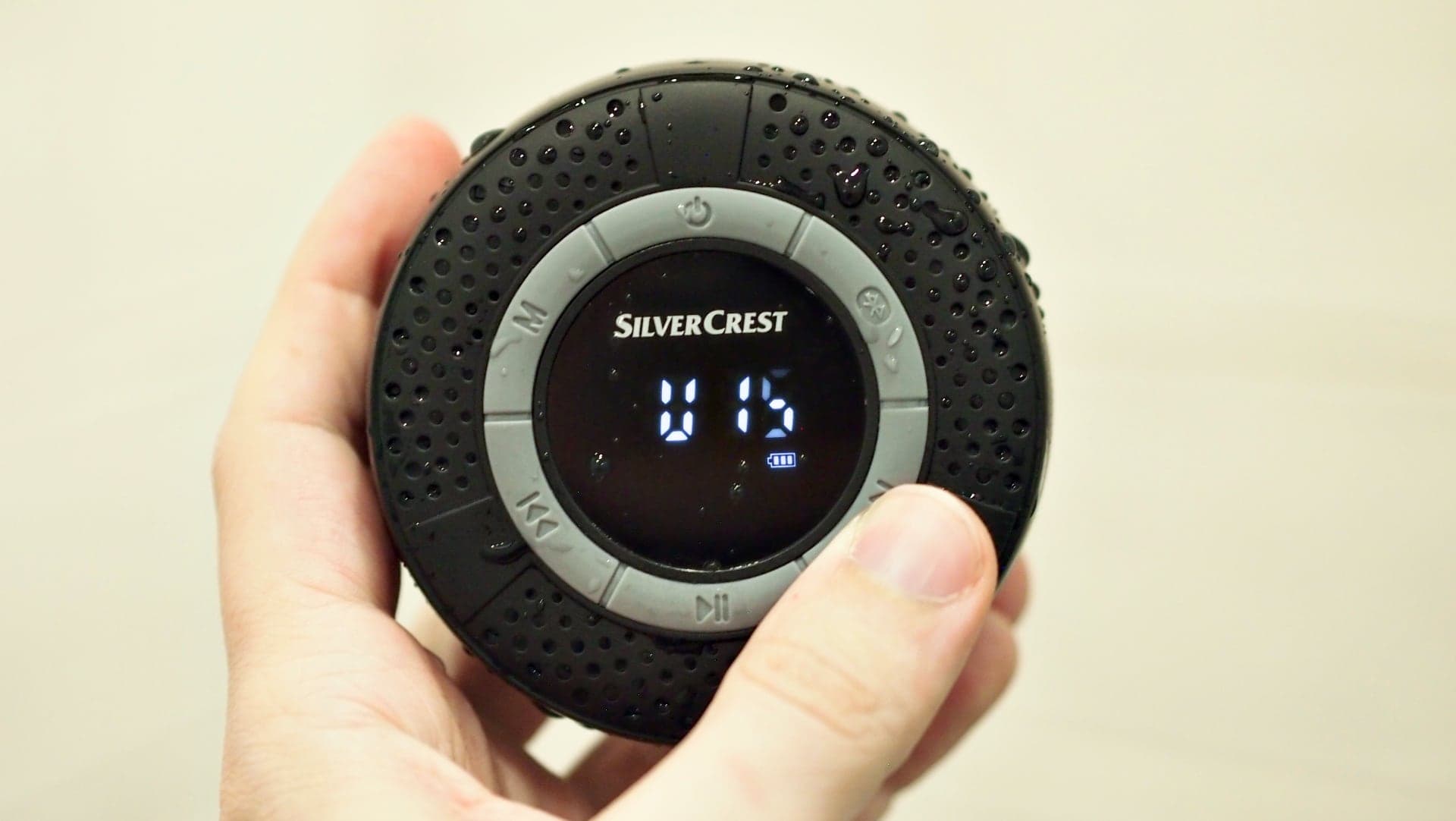 Namočený Bluetooth reproduktor v ruce | Zdroj: Luboš Srb