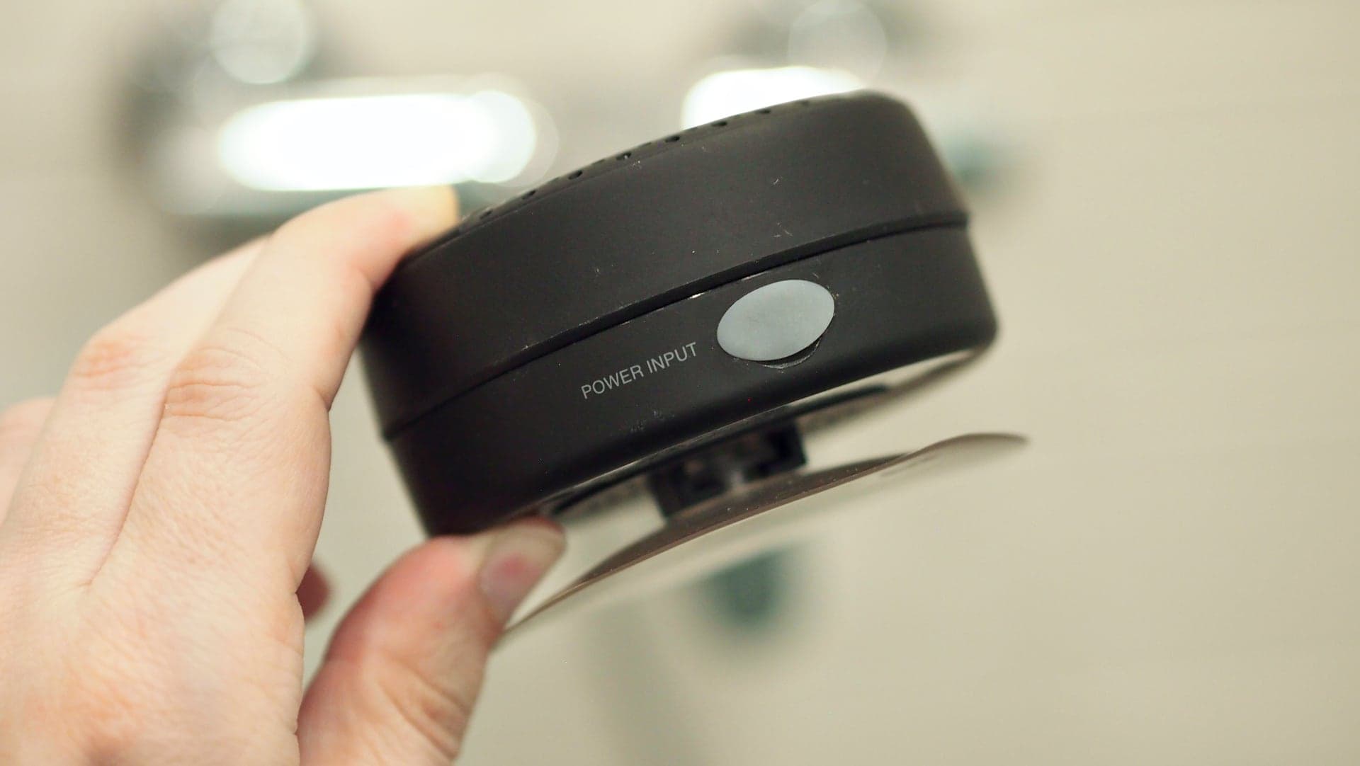 Bluetooth reproduktor, zakrytý USB-C port pro nabíjení | Zdroj: Luboš Srb