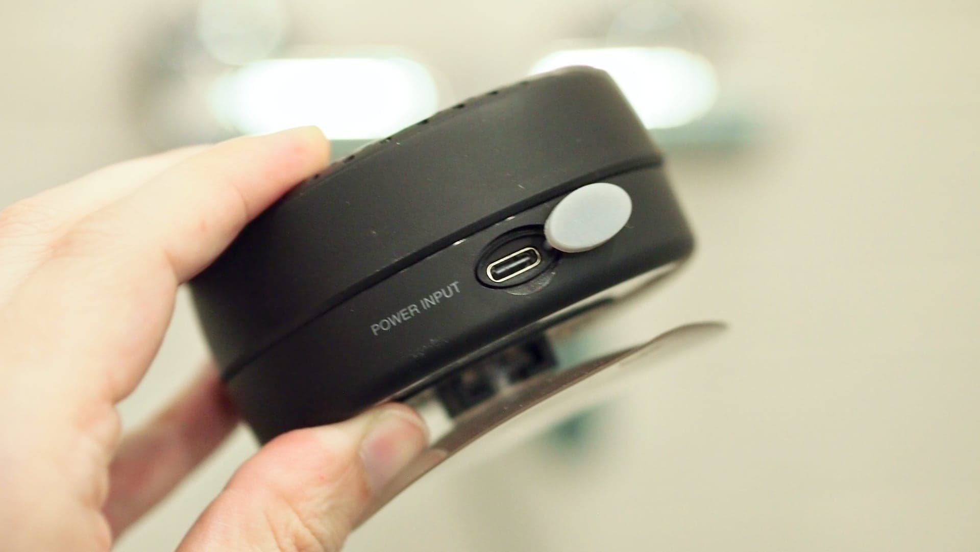 Bluetooth reproduktor, odkrytý USB-C port pro nabíjení | Zdroj: Luboš Srb