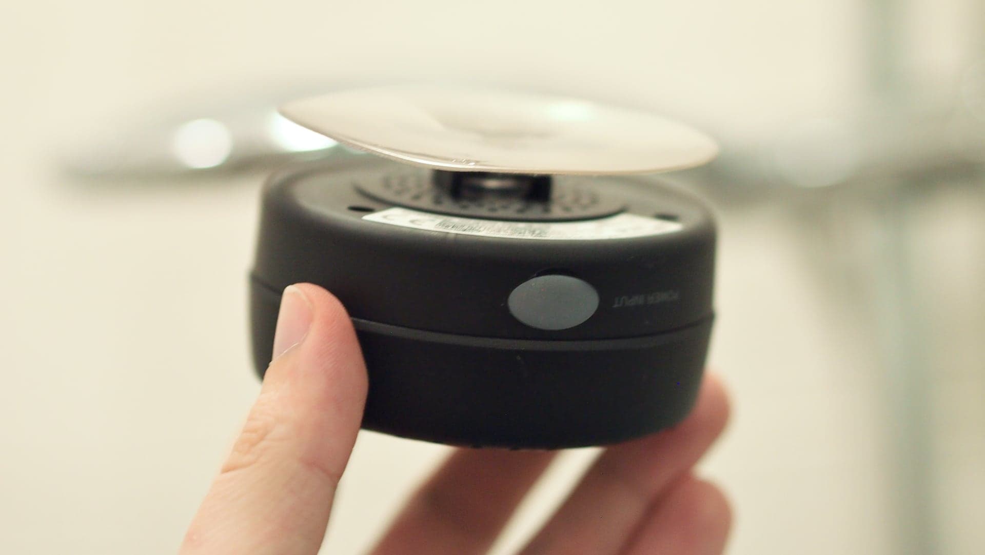 Bluetooth reproduktor, přísavka pro přichycení na zeď | Zdroj: Luboš Srb