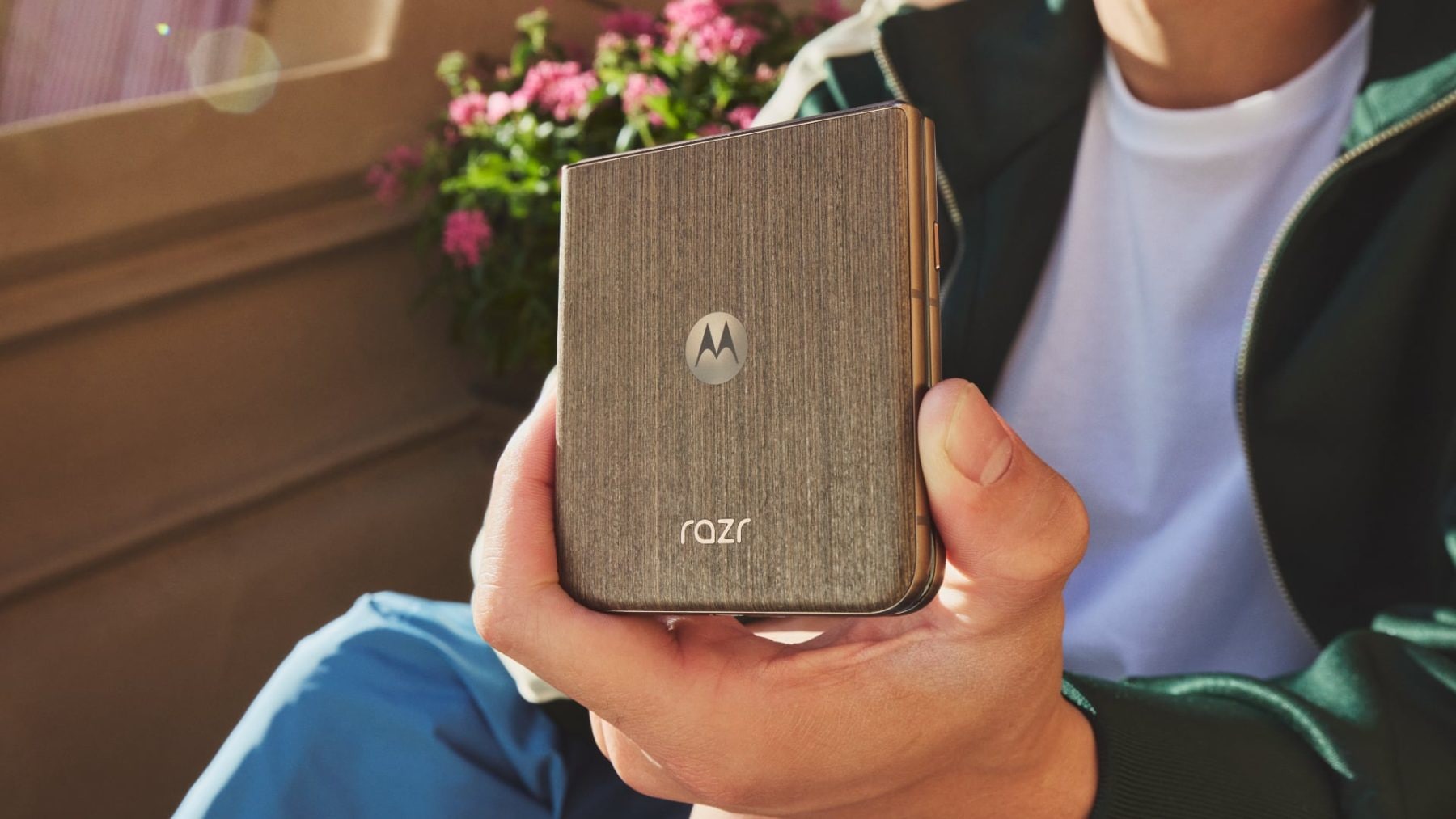 Motorola Razr 70 Ultra, Pantone Cocoa Wood | Zdroj: Motorola
