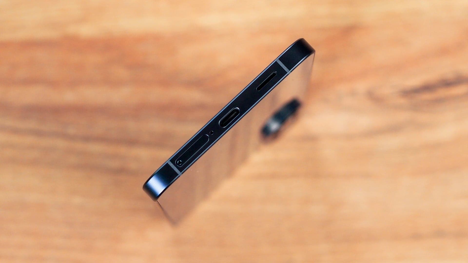 Spodní strana s USB-C