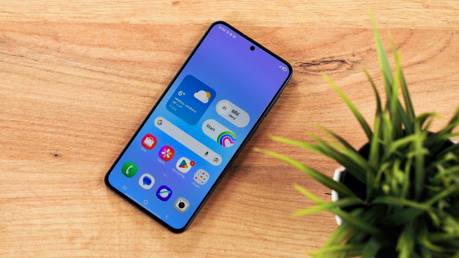 Samsung Galaxy A57, zepředu | Zdroj: Luboš Srb