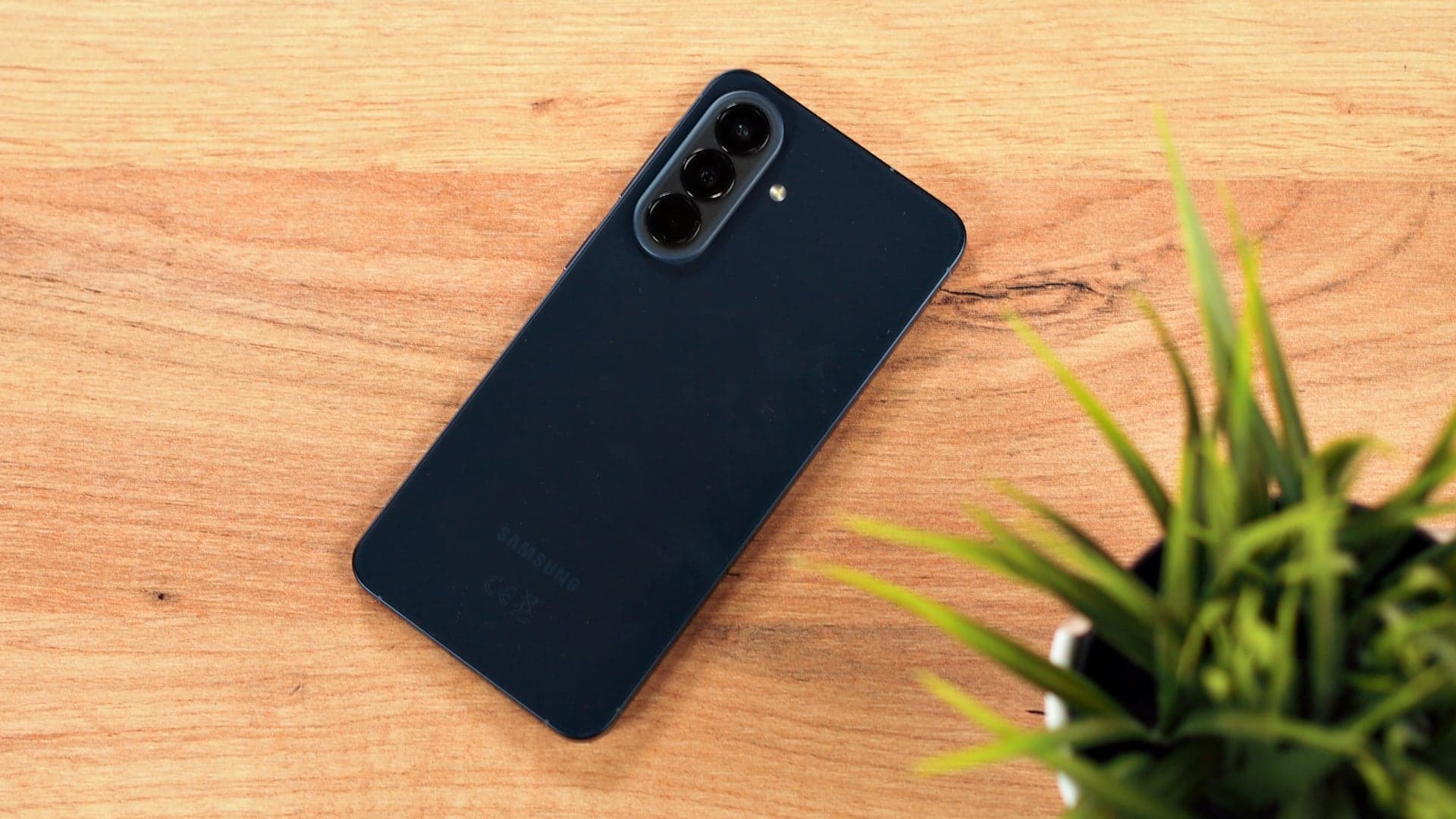 Samsung Galaxy A57, zezadu | Zdroj: Luboš Srb