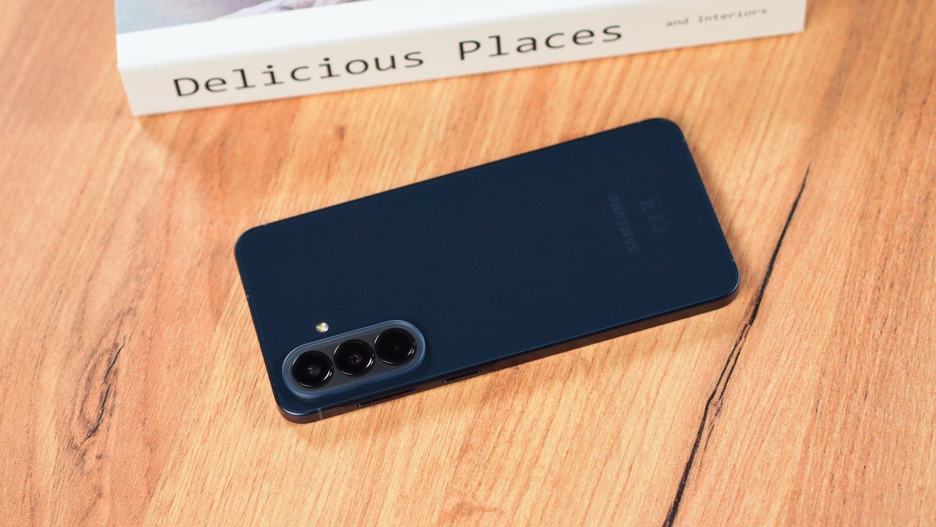 Samsung Galaxy A57 | Zdroj: Luboš Srb