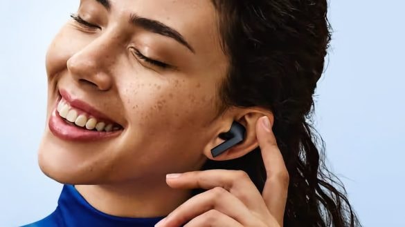 Alza zlevnila oblíbená sluchátka Samsung o 40 %. Za tuhle cenu dlouho nevydrží