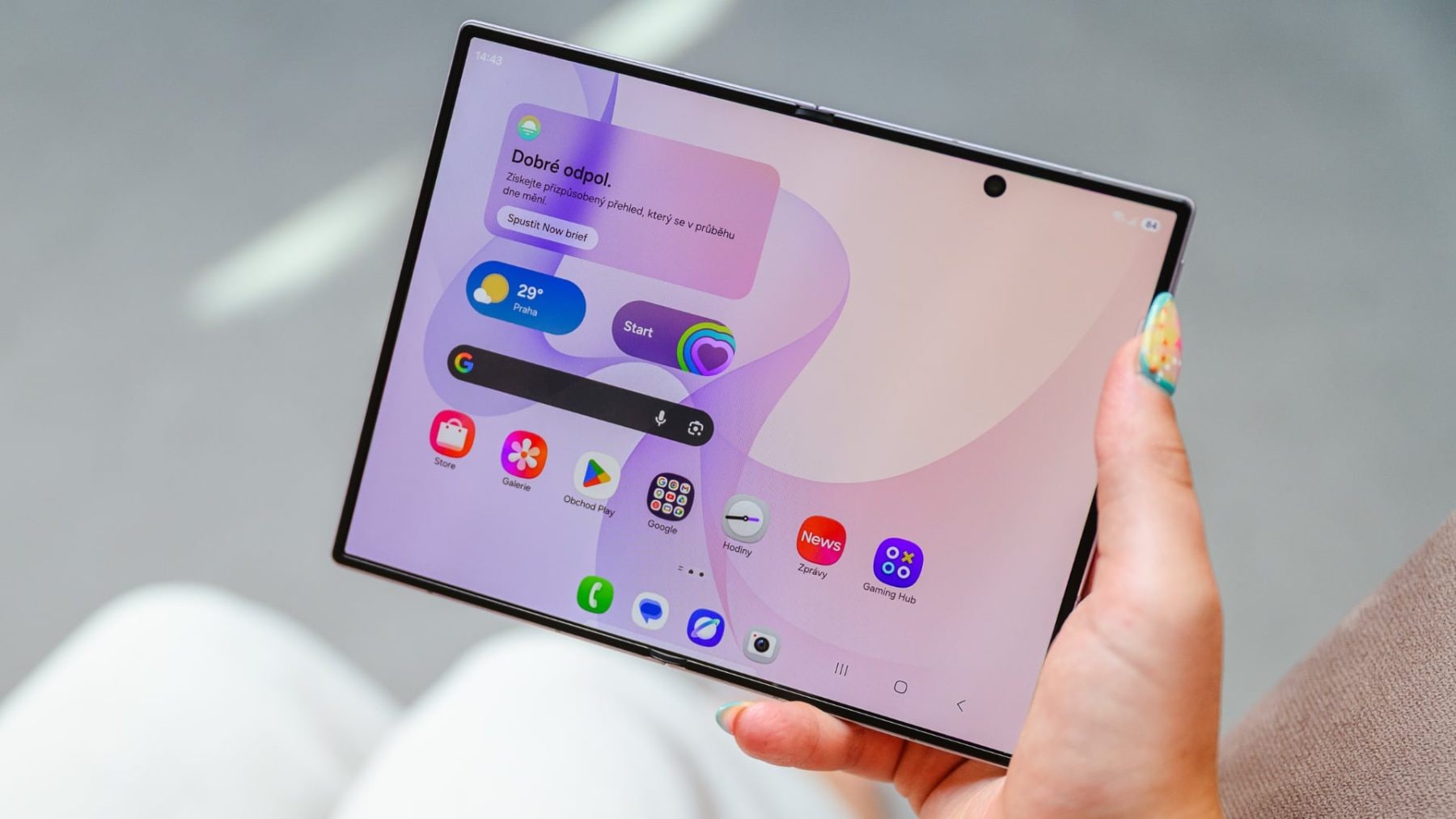 Samsung Galaxy Z Fold 8 v ruce | Zdroj: Samsung