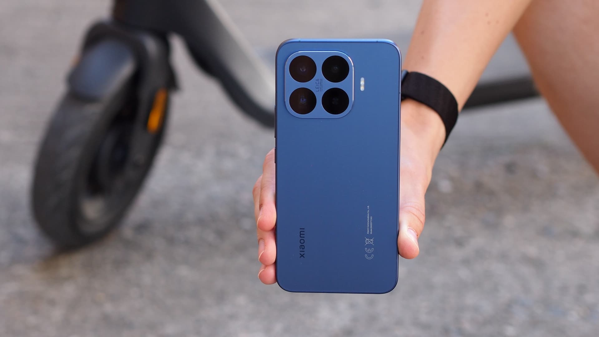 Xiaomi 17T Pro s elektrokoloběžkou | Zdroj: Mobil Pohotovost