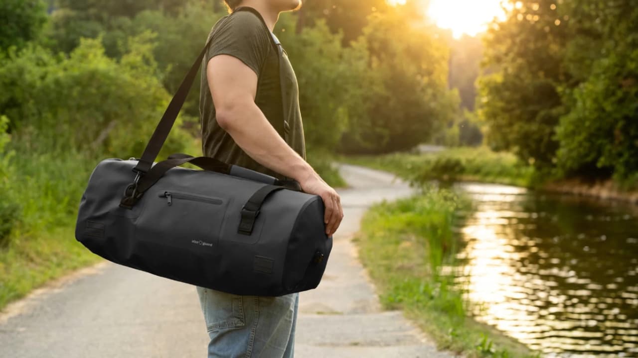 Cestovní taška AlzaGuard Active Duffel Bag | Zdroj: Alza