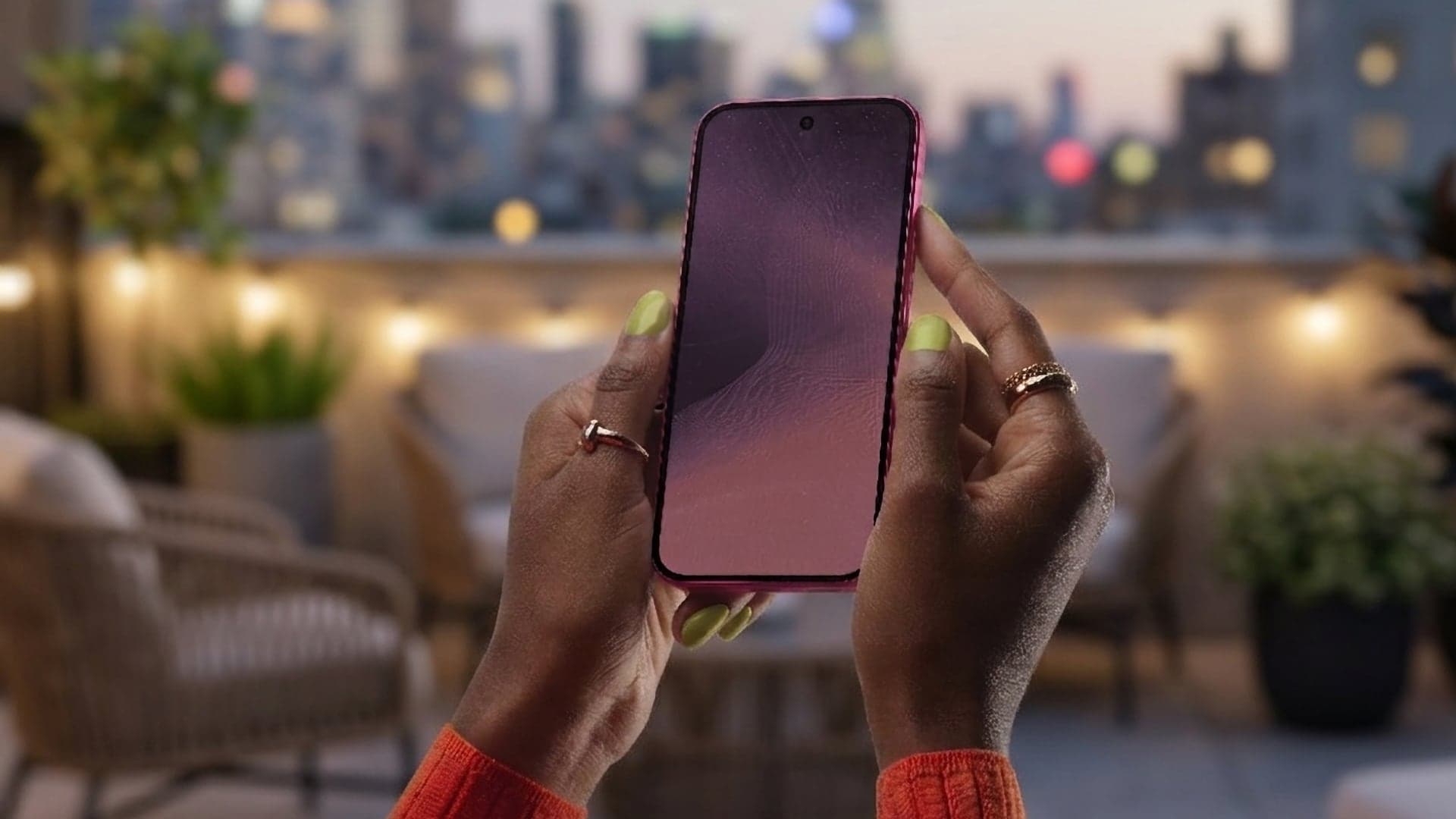 Pixel 11 Pro v ruce | Zdroj: Google