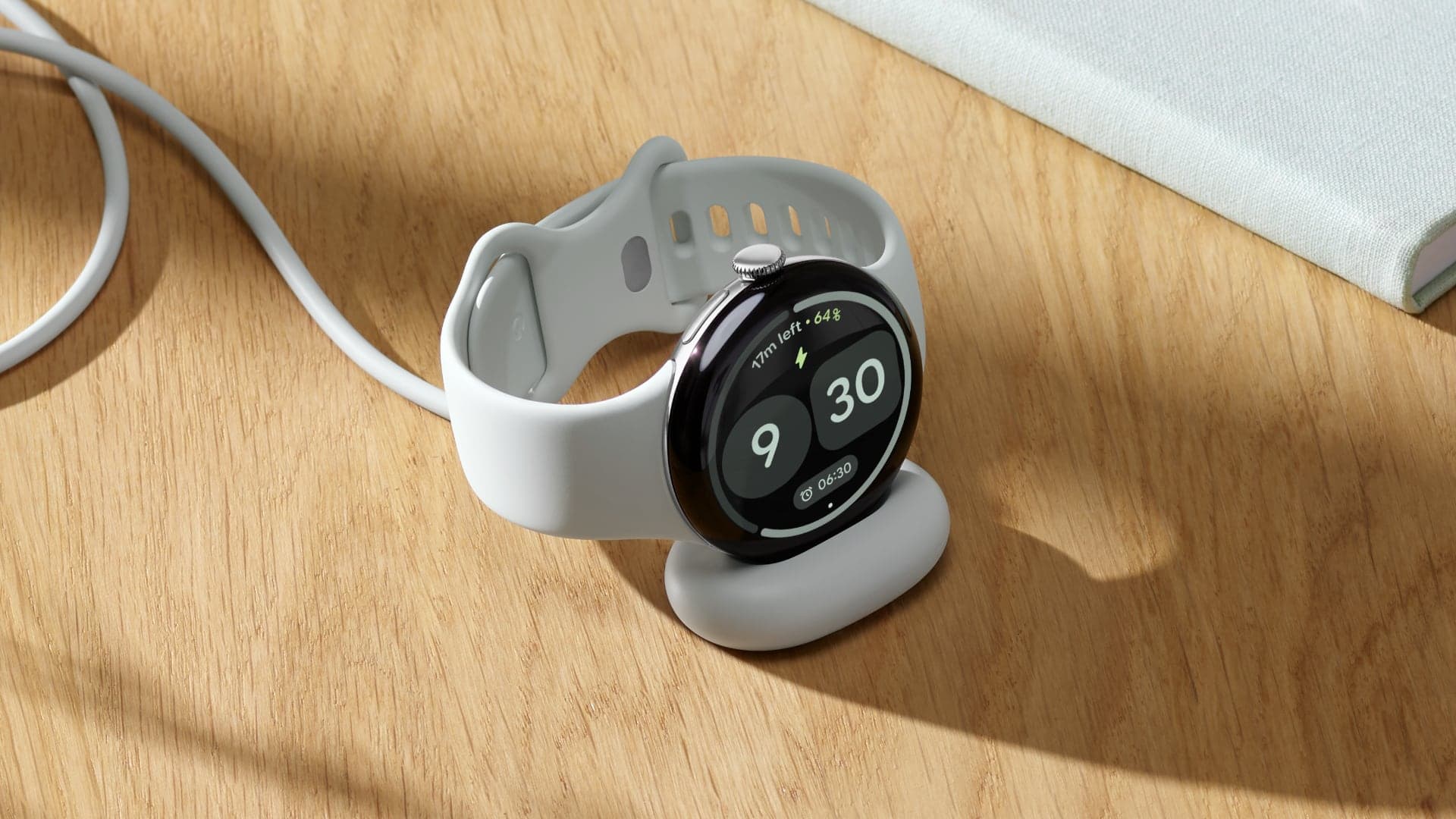Google Pixel Watch 5 při nabíjení | Zdroj: Google