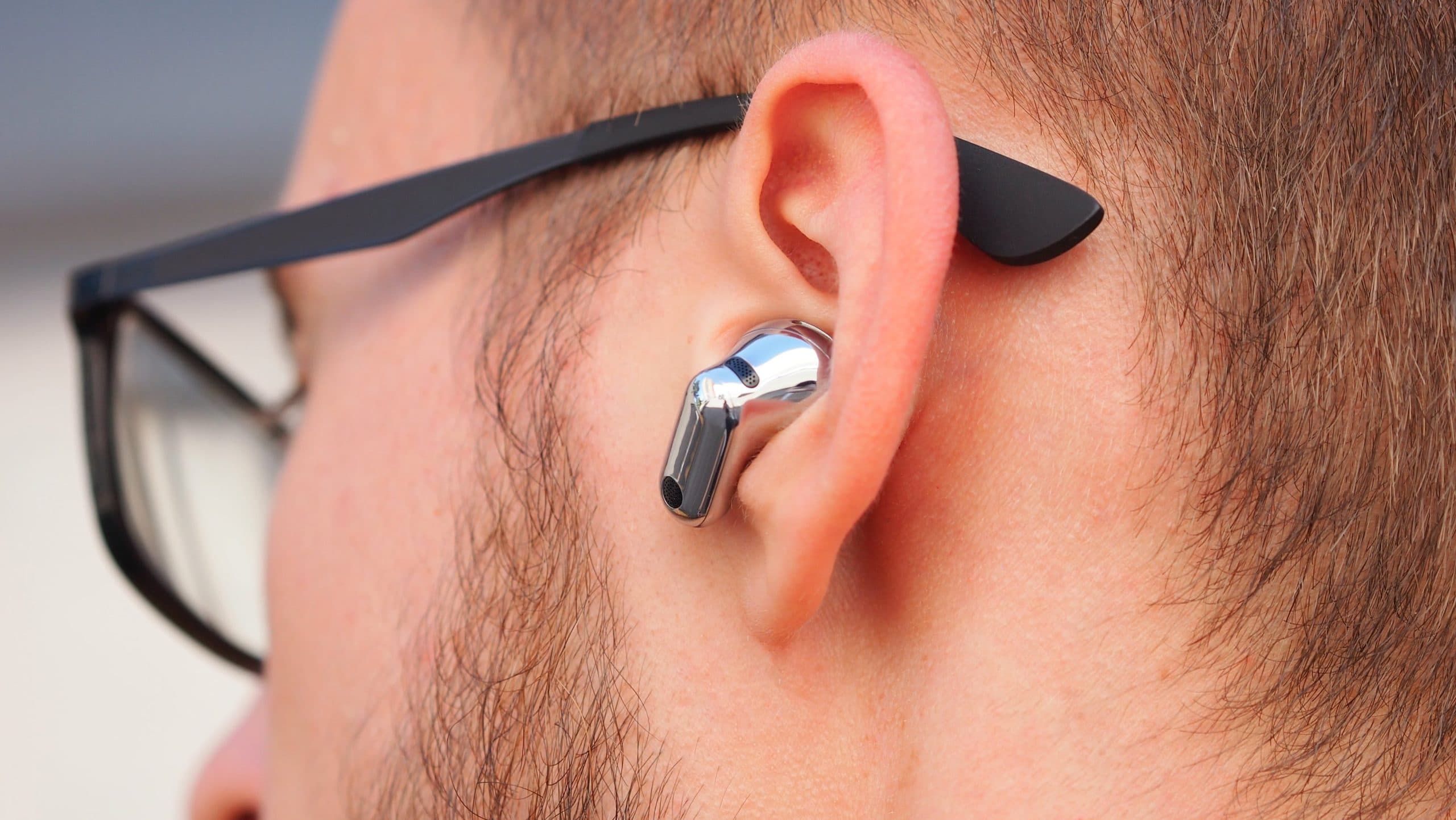 Detail sluchátka Huawei FreeBuds Neo | Zdroj: Luboš Srb
