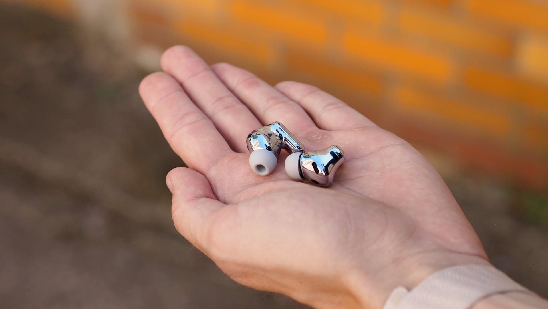 Huawei FreeBuds Neo, sluchátka v ruce | Zdroj: Luboš Srb