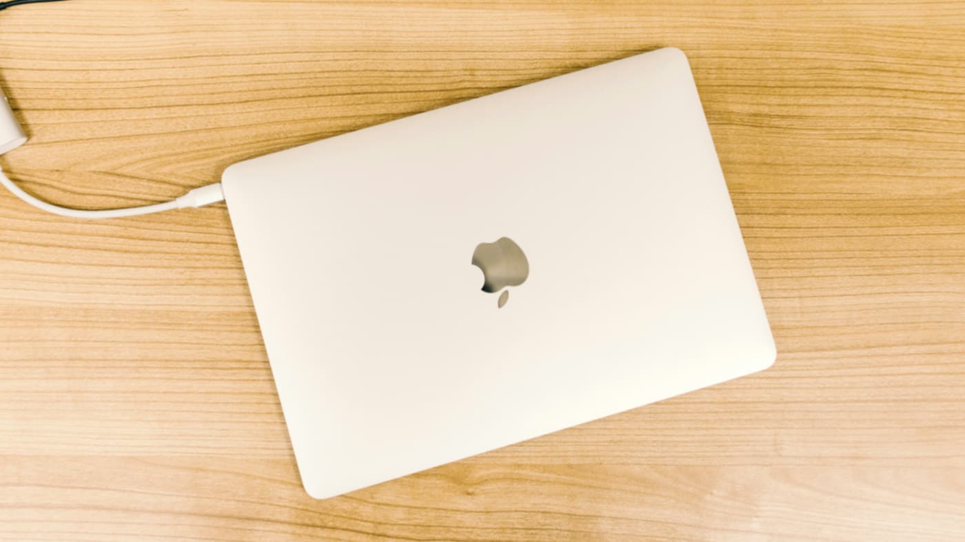 Nabíjení notebooku skrze USB-C | Zdroj: Unsplash