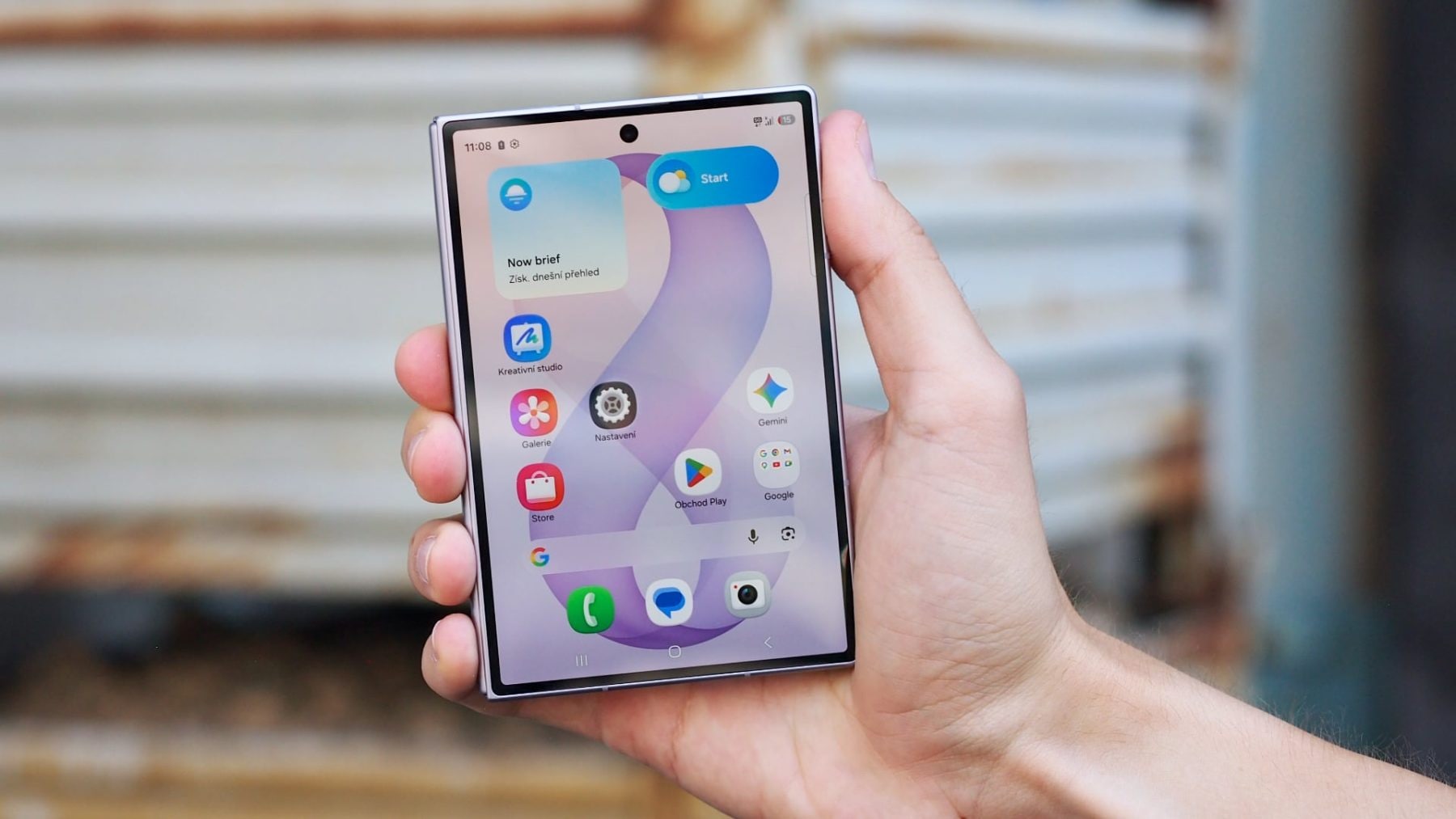 Samsung Galaxy Z Fold 8 v ruce | Zdroj: Luboš Srb