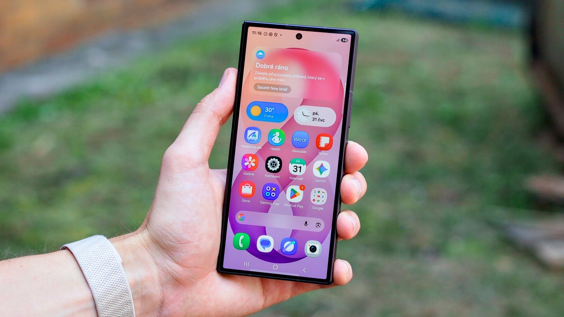 Samsung Galaxy Z Fold 8 Ultra v ruce, zepředu | Zdroj: Luboš Srb
