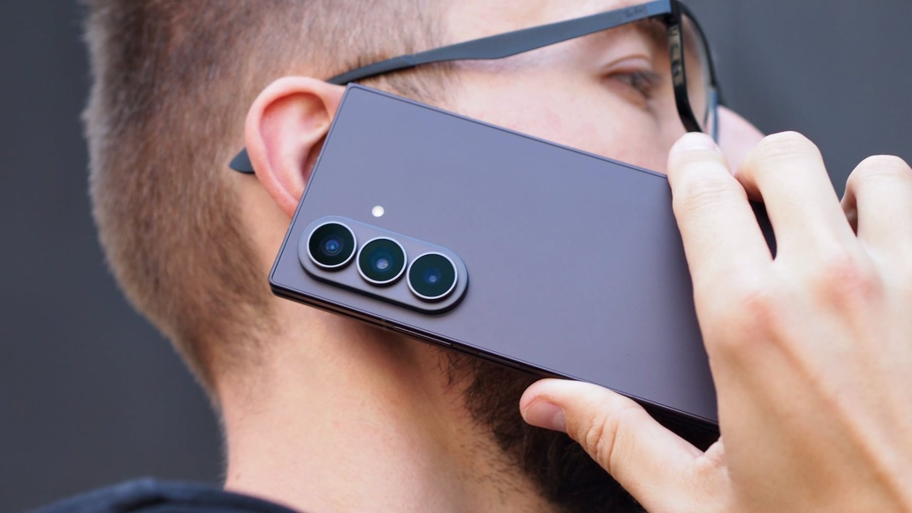 Telefonování s mobilem Samsung Galaxy Z Fold 8 Ultra | Zdroj: Luboš Srb