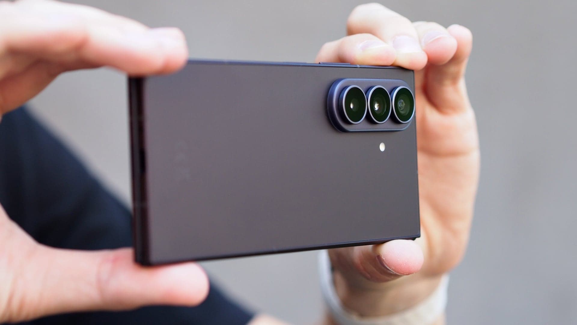 Samsung Galaxy Z Fold 8 Ultra, detail fotoaparátu | Zdroj: Luboš Srb